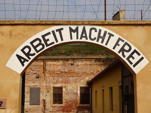 Arbeit_macht_frei_in_Theresienstadt_05